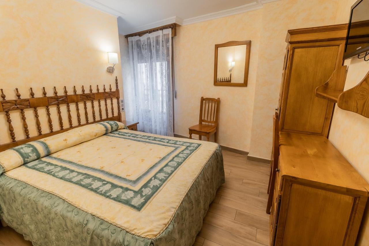 Hostal ซานโตโดมิงโก เด ซีลอส ภายนอก รูปภาพ